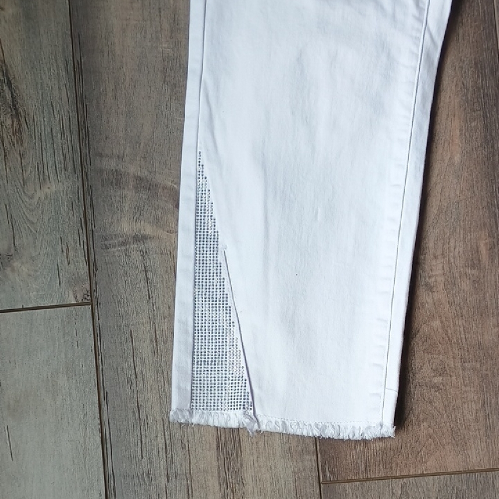 Stylish White Cropped Jeans for Women - Picture 5 of 12